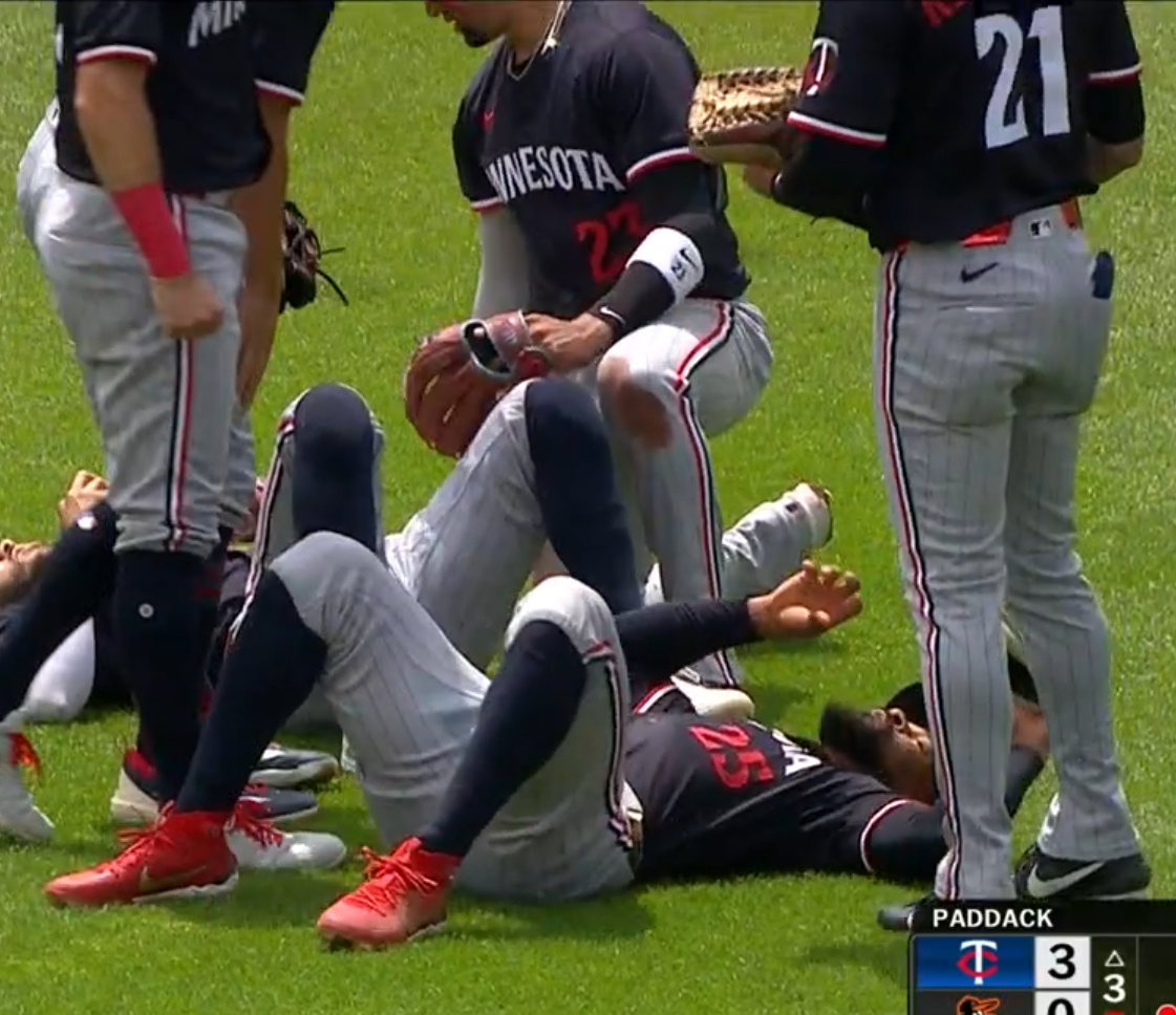 Correa y Buxton salen del juego tras fuerte choque en los jardines