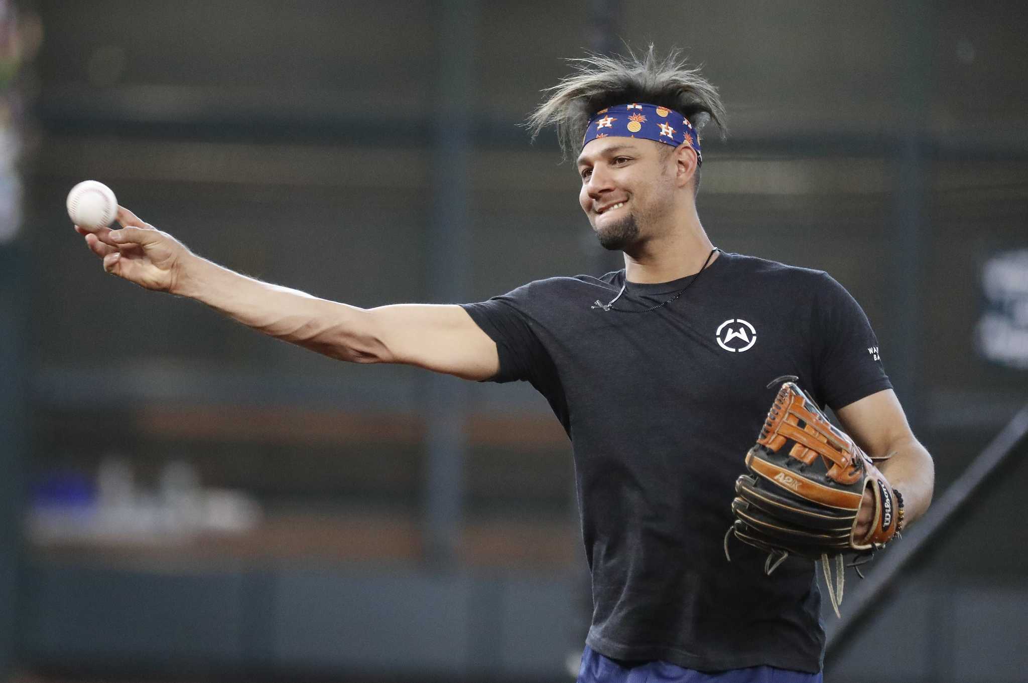 Yuli Gurriel reinventa su carrera: Ahora prueba en el jardín izquierdo para regresar a MLB
